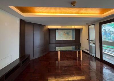 4 bed Condo in City Lake Tower Khlongtoei District C018695