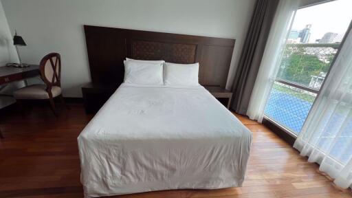 4 bed Condo in Royal Residence Park Lumphini Sub District C018679