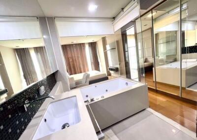 1 bed Condo in The Address Sathorn Silom Sub District C018674