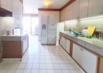 3 bed Condo in Saitharn Condominium Ratchathewi District C018616