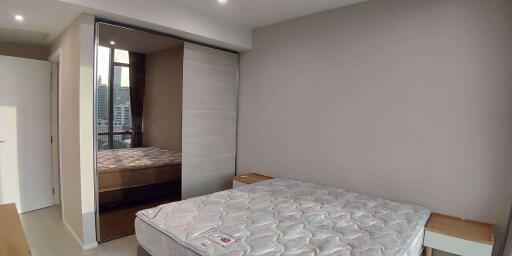 2 bed Duplex in The Room Sukhumvit 21 Khlong Toei Nuea Sub District D018611