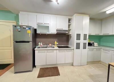 3 bed Condo in Grand Park View Khlong Toei Nuea Sub District C018514