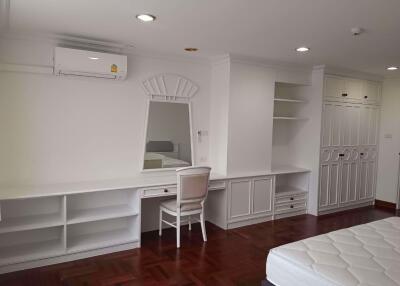 3 bed Condo in Sethiwan Palace Sukhumvit 4 Khlongtan Sub District C018432