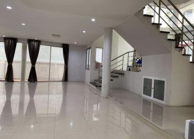 3 bed House Bangchak Sub District H018382