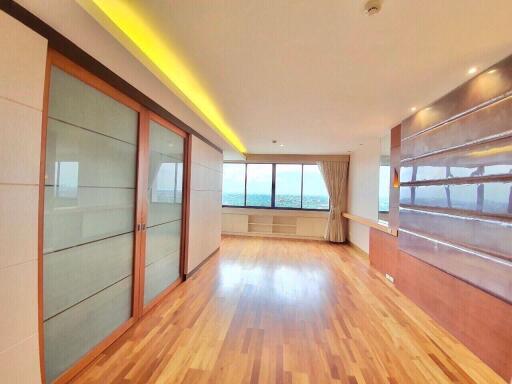 4 ห้องนอน, 4 ห้องน้ำ คอนโด ราคา ฿ 17,500,000