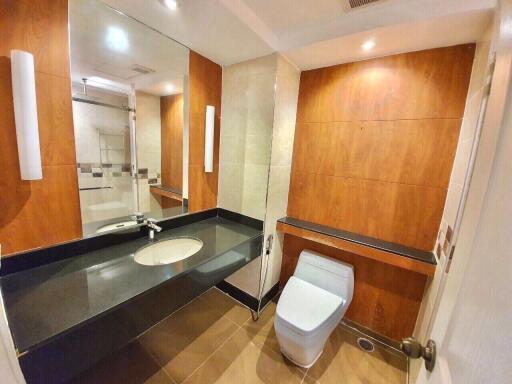 4 bed Condo in Riverine Place Bang Rak Noi Sub District C018368