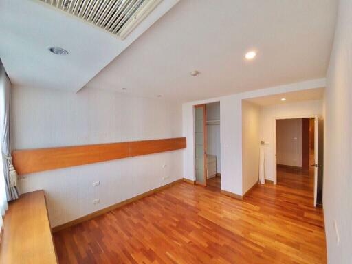 4 bed Condo in Riverine Place Bang Rak Noi Sub District C018368