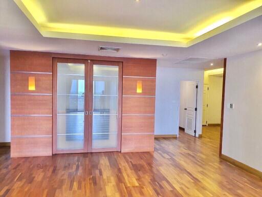 4 bed Condo in Riverine Place Bang Rak Noi Sub District C018368