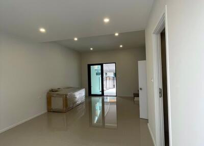 3 bed House in PLEX Onnut - Wongwaen Prawet Sub District H018350