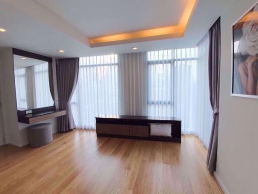 2 bed Condo in Focus Ploenchit Khlong Tan Nuea Sub District C018342