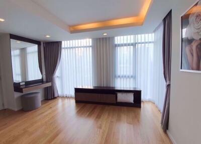 2 bed Condo in Focus Ploenchit Khlong Tan Nuea Sub District C018342