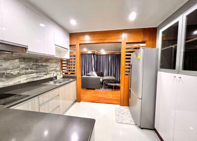 2 bed Condo in Sathorn Place (the 18th apartment) Yan Nawa District C018236