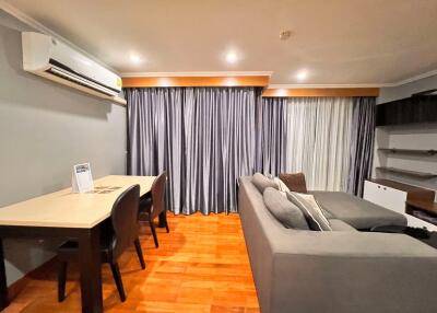 2 bed Condo in Sathorn Place (the 18th apartment) Yan Nawa District C018236