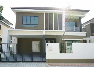 4 bed House in Villa Arcadia Srinakarin Bang Kaeo Sub District H018211