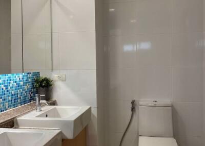 3 bed Condo in Residence 52 Phrakhanong District C018111