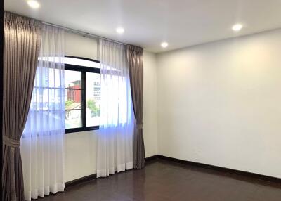 7 bed House Khlong Tan Nuea Sub District H018047