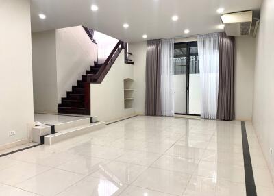 7 bed House Khlong Tan Nuea Sub District H018047