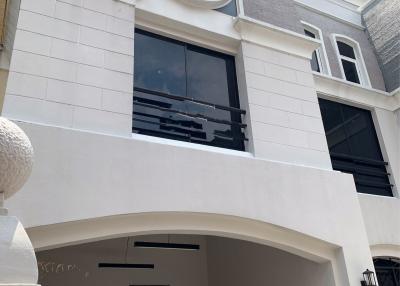 7 bed House Khlong Tan Nuea Sub District H018047