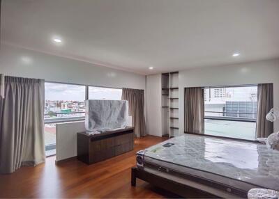 2 bed Condo in The Natural Place Suite Thungmahamek Sub District C018044