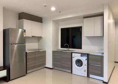 2 bed Condo in Central City East Tower Bang Na Sub District C018023