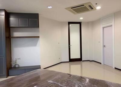 2 bed Condo in Central City East Tower Bang Na Sub District C018023