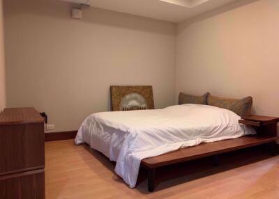 3 bed Condo in Nusasiri Grand Phra Khanong Sub District C018019