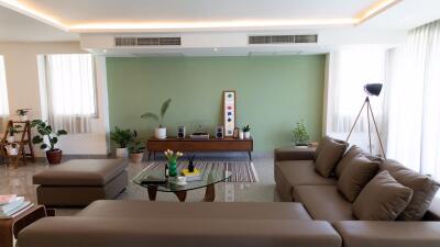 3 bed Condo in Seven Place Executive Residences Khlong Tan Nuea Sub District C018015