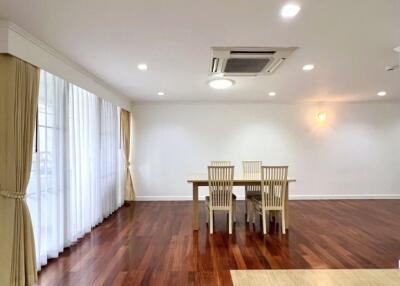 3 bed Condo in Acadamia Grand Tower Khlong Tan Nuea Sub District C018002