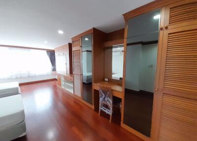 3 bed Condo in Acadamia Grand Tower Khlong Tan Nuea Sub District C018001