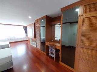 3 bed Condo in Acadamia Grand Tower Khlong Tan Nuea Sub District C018001