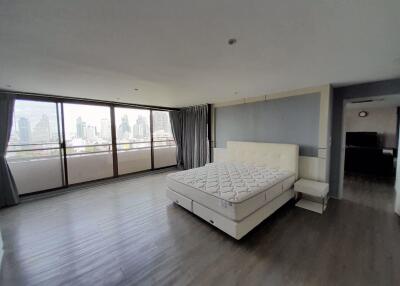 3 bed Condo in Acadamia Grand Tower Khlong Tan Nuea Sub District C018000