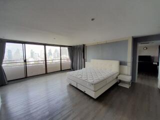 3 bed Condo in Acadamia Grand Tower Khlong Tan Nuea Sub District C018000