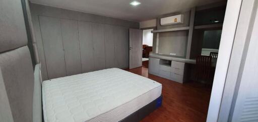 3 bed Condo in President Park Sukhumvit 24 Khlongtan Sub District C017964