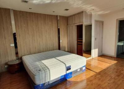 3 bed Condo in President Park Sukhumvit 24 Khlongtan Sub District C017964