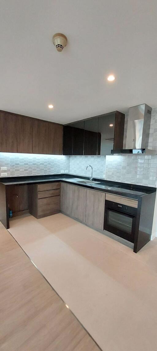 2 bed Condo in State Tower Silom Sub District C017911