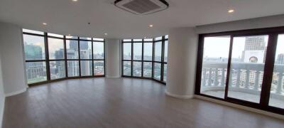 2 bed Condo in State Tower Silom Sub District C017911