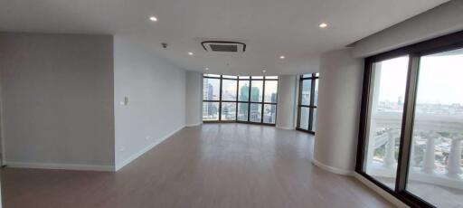 2 bed Condo in State Tower Silom Sub District C017911