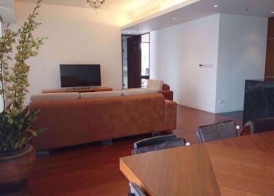 2 bed Condo in Hansar Rajdamri Lumphini Sub District C017866