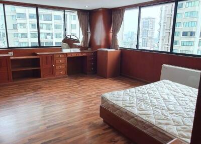 4 bed Condo in Mahogany Tower Khlongtan Sub District C017835