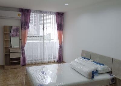 3 bed Condo in The Concord Harmony in Living Khlong Toei Nuea Sub District C017834