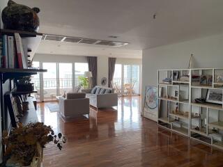 3 bed Condo in Sathorn Park Place Thungmahamek Sub District C017814