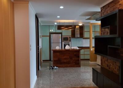 2 bed Condo in Avenue 61 Khlong Tan Nuea Sub District C017810