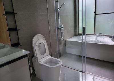 3 ห้องนอน, 4 ห้องน้ำ บ้าน ราคา ฿ 250,000/เดือน