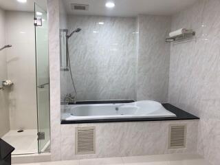 1 bed Condo in Empire Sawasdee Khlong Toei Nuea Sub District C017705