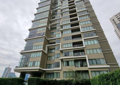 2 bed Condo in The Emporio Place Khlongtan Sub District C017670