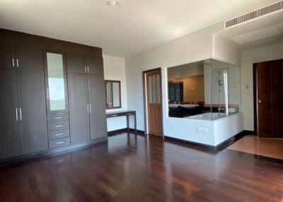 4 bed Condo in Baan Thirapa Thungmahamek Sub District C017642