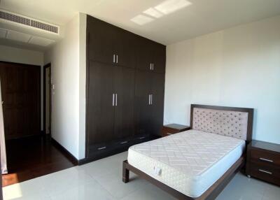 4 bed Condo in Baan Thirapa Thungmahamek Sub District C017642