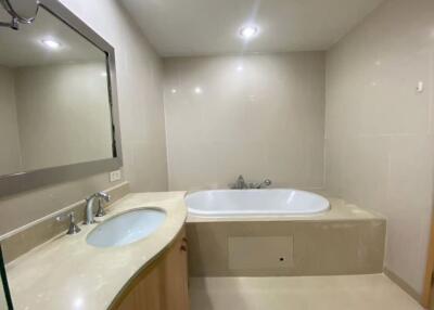 2 bed Condo in The Empire Place Yan Nawa Sub District C017623