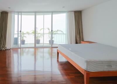 3 bed Condo in Ariel Apartments Sathon District C017620