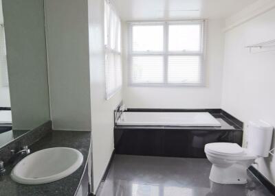 3 ห้องนอน, 3 ห้องน้ำ คอนโด ราคา ฿ 70,000/เดือน